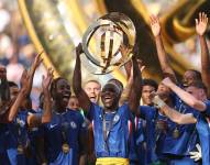Moisés Caicedo, mediocampista del Chelsea, levanta el trofeo del Mundial de Clubes.