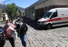 Personas en los alrededores del Hospital Eugenio Espejo.