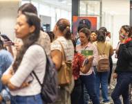 Imagen de mujeres haciendo una fila para conocer a una autora destacada en la Feria del Libro Guayaquil 2024.