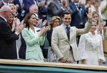 El extenista suizo Roger Federer efue aclamado cuando llegó a la pista central de Wimbledon
