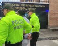 Momento en el que el sospechoso es detenido por la Policía de Colombia.