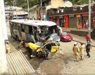 Imagen del bus de Guayaquil siniestrado contra un taxi y varios vehículos más en Sayausí, Cuenca, la mañana del sábado 1 de marzo.