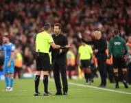 Diego Simeone enfrentando al arbitro después de su expulsión.