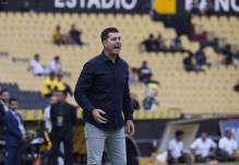 El entrenador de Barcelona SC, Ismael Rescalvo, en el partido ante Orense SC por la fecha nueve del primer hexagonal de la LigaPro