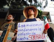 Un grupo de personas protestan afuera de la Embajada de Ecuador este sábado, en la Ciudad de México.