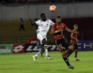 Jugadores de ambos clubes disputando el balón.