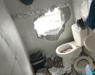 Pared rota por delincuentes en robo de un local comercial.