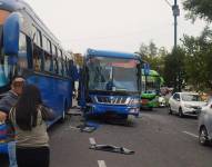 El choque de buses provoca cierres viales en la avenida Simón Bolívar.