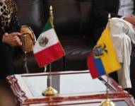 Fotos de las banderas de México y Ecuador juntas.