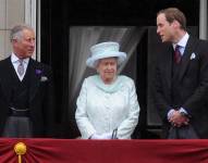 El príncipe Carlos (izquierda) es el monarca del Reino Unido tras la muerte de Isabel II.