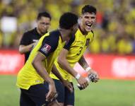 Jugadores de Ecuador celebran la clasificación al Mundial de Catar en el estadio Monumental de Guayaquil.