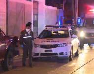 Un vehículo de la Policía y una camioneta también fueron alcanzados por los proyectiles.