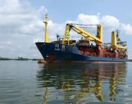 Imagen del barco Run De antes de entrar al puerto de Guayaquil. Aquí llega la maquinaria para dragar el islote El Palmar en el río Guayas.