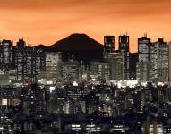 El pico del monte Fuji puede verse sobre los rascacielos Shinjuku en Tokio al amanecer el miércoles 27 de diciembre de 2006.