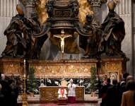El Papa Francisco (centro) preside el funeral del cardenal alemán Paul Josef Cordes en el Altar de la Cátedra de San Pedro, en la Basílica de San Pedro, en el Vaticano, el 18 de marzo de 2024.
