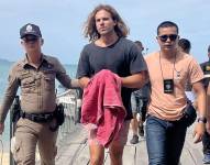Imagen del 7 de agosto de 2023 del español Daniel Sancho Bronchalo escoltado por agentes de policía tailandeses antes de acudir al Tribunal en la isla de Koh Samui, sur de Tailandia.
