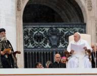 El papa Francisco junto con el patriarca copto Teodoro II en la audiencia general del miércoles 10 de mayo de 2023. EFE/EPA/GIUSEPPE LAMI