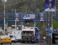 Vista de publicidad electoral en la avenida Mariscal Sucre de Quito.