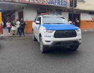 Imagen de una patrulla policial en la avenida Circunvalación Norte y 10 de Agosto, donde fueron dejados los intestinos de un hombre asesinado.