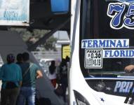 Imagen de unidades de transporte urbano con un cartel de 30 centavos de dólar de tarifa del pasaje en la Terminal Terrestre de Guayaquil.