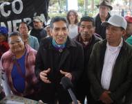 Imagen de Yaku Pérez Guartambel rechazando la licencia ambiental a una empresa minera por el proyecto Loma Larga.