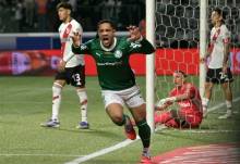 Vitor Roque celebrando su gol ante River Plate.