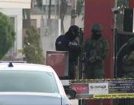 Imagen de policías en los exteriores de la urbanización Málaga 2 de La Aurora, Daule.