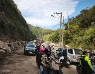 La vía está habilitada al tránsito vehicular.