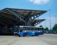 Imagen de un bus alimentador del sistema de transporte Metrovía, en el Terminal 25 de Julio, Guayaquil.