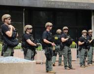 Agentes del FBI son despedidos por arrodillarse en señal de respeto al caso George Floyd en 2020