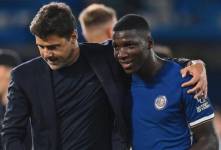Mauricio Pochettino y Moisés Caicedo, luego de un partido del Chelsea.