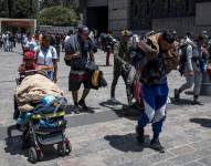igrantes venezolanos y centroamericanos llegan al santuario de la Basílica de Guadalupe en la Ciudad de México el 31 de mayo de 2024, mientras viajan en una caravana que busca alcanzar la frontera entre México y Estados Unidos en busca de asilo.
