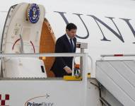 El secretario de Estado de Estados Unidos, Marco Rubio, desciende del avión a su llegada al aeropuerto Internacional Felipe Ángeles este martes, en Santa Lucía (México).