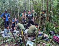 Fotografía cedida, el 9 de junio de 2023, por las Fuerzas Militares de Colombia que muestra a soldados e indígenas mientras atienden a los niños rescatados tras 40 días en la selva, en Guaviare (Colombia).