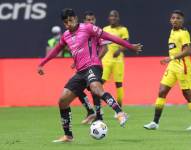 Luis Segovia, zaguero central de Independiente el Valle dominando el balón.