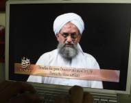 ARCHIVO - En esta toma de la pantalla de una computadora a partir de un DVD preparado por producciones Al Sahab, Ayman al Zawahri, líder de Al Qaeda, habla el 20 de junio de 2006, en Islamabad, Pakistán.