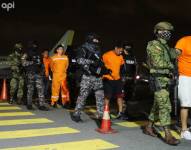 El gobierno trasladó a cinco cabecillas de bandas de la cárcel de Cuenca a la de Guayaquil.