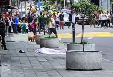 El cadáver fue cubierto con una manta.
