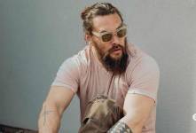 Jason Momoa se desnuda para una entrevista en video en la que habla sobre su preparación física