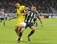 El defensor del Táchira #18 Roberto Rosales (L) y el defensor del Central Córdoba #02 Lucas Abascia luchan por el balón durante el partido de fútbol de la fase de grupos de la Copa Libertadores