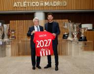 Diego Simeone posa con la camiseta del Atlético de Madrid junto con el presidente del club, Enrique Cerezo