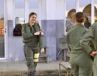 La princesa de Asturias, Leonor de Borbón, enseña a sus compañeros el parche que acredita que ha efectuado su primer vuelo en solitario en la Academia General del Aire y del Espacio.