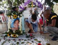 Familiares y amigos asistieron al velorio de Michelle Dayana González, la menor de 14 años que fue asesinada y descuartizada en un centro automotor, en Cali (Colombia).