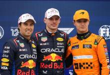 El neerlandés Max Verstappen (c), de Red Bull, líder del campeonato, posa junto a su compañero Sergio Pérez (i), y al británico Lando Norris, de MacLaren