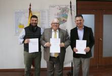 El gerente de Petroecuador, Roberto Concha; el viceministro de Hidrocarburos, Guilhermo Ferreira; y el gerente de la empresa MV Refinerías S.A., Miguel Vásquez, firmaron un memorando de entendimiento.