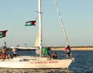 Foto de archivo de banderas que ondean a bordo de un barco de la Flotilla Global Sumud antes de su partida desde el puerto de Bizerta, en el norte de Túnez.