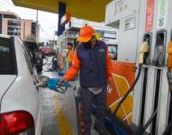 Imagen de archivo de un trabajador colocando combustible en una gasolinera en Cuenca.