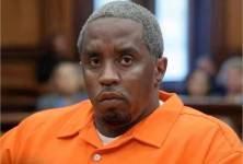 Imagen de P. Diddy en medio de un juicio vestido con uniforme naranja de PPL.