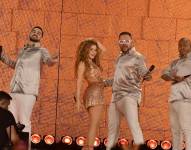 Shakira junto a los integrantes de Grupo Niche.