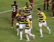 Ayrton Preciado (c) de Ecuador celebra hoy con sus compañeros tras anotar contra Venezuela, durante un partido por el grupo B de la Copa América en el Estadio Olímpico Nilton Santos de Río de Janeiro (Brasil).